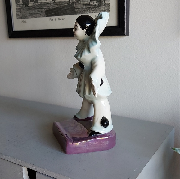 Pierrot Harlequin clown standing on a rectangular base. - Picture 6 of 7